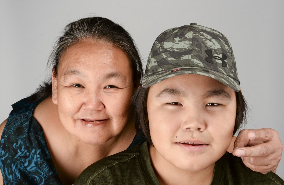 Une famille du Nunavut sourit à la caméra