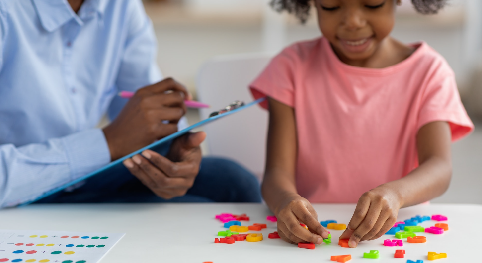 un enfant jouant avec l'alphabet