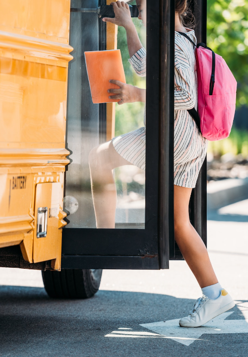 un enfant monte dans un bus scolaire