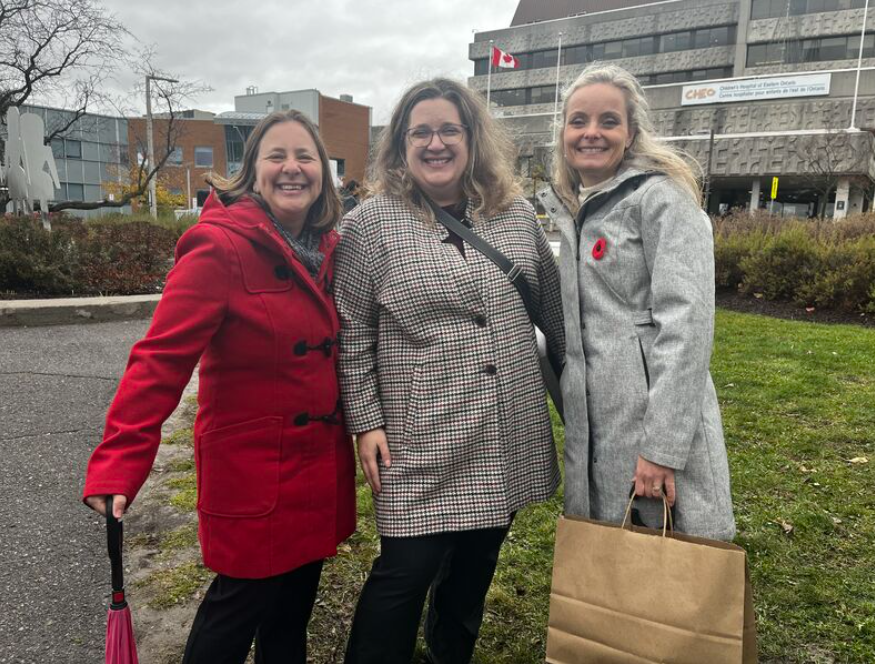 Christine, Judy and Leanne. Elles posent devant CHEO.