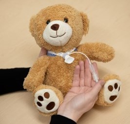 Un ours en peluche de jeu médical