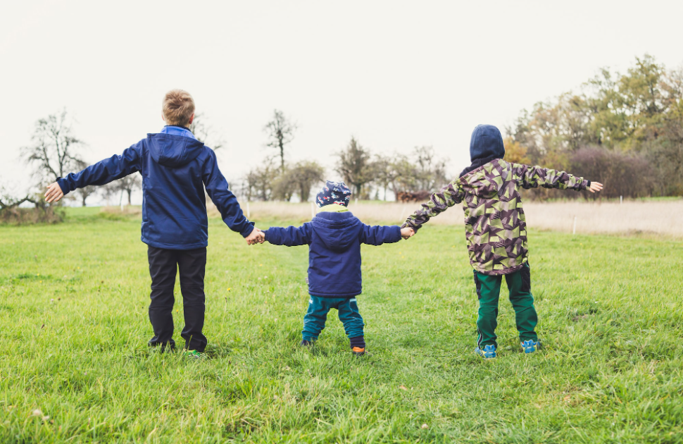 Enfants jouant dehors