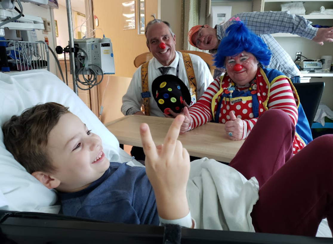 Ollie, les clowns thérapeutiques du CHEO, et son père.