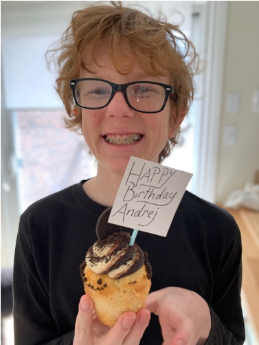 Andrej avec petit gâteau