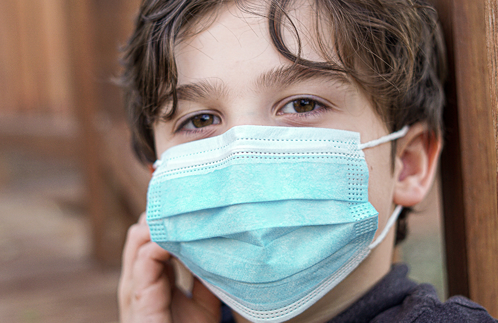 Enfant avec une masque