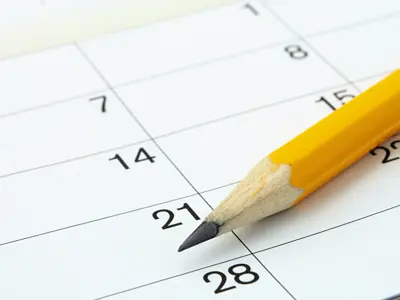 un calendrier et un crayon
